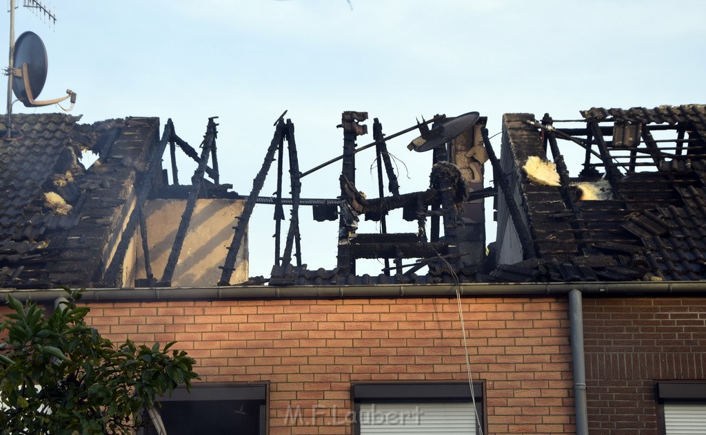 Feuer 2 Vollbrand Reihenhaus Roggendorf Berrischstr P041.JPG - Miklos Laubert